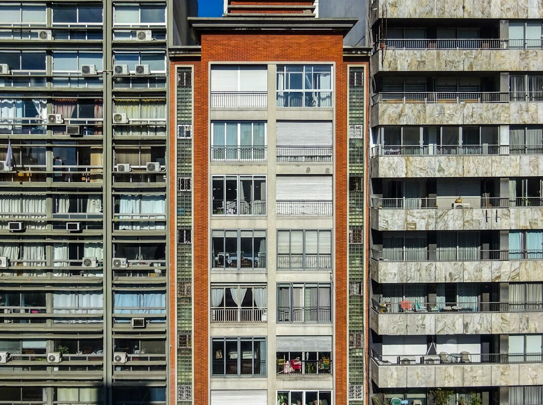 Fachada de un edificio histórico de Montevideo con balcones de hierro