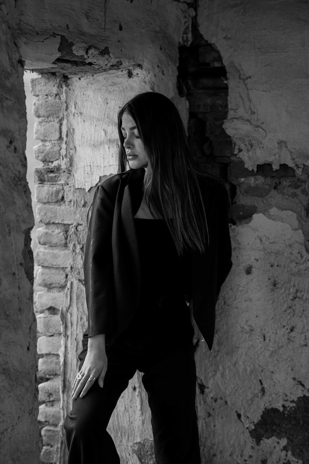 Retrato de una mujer latina de unos 35 años con blazer sonriendo