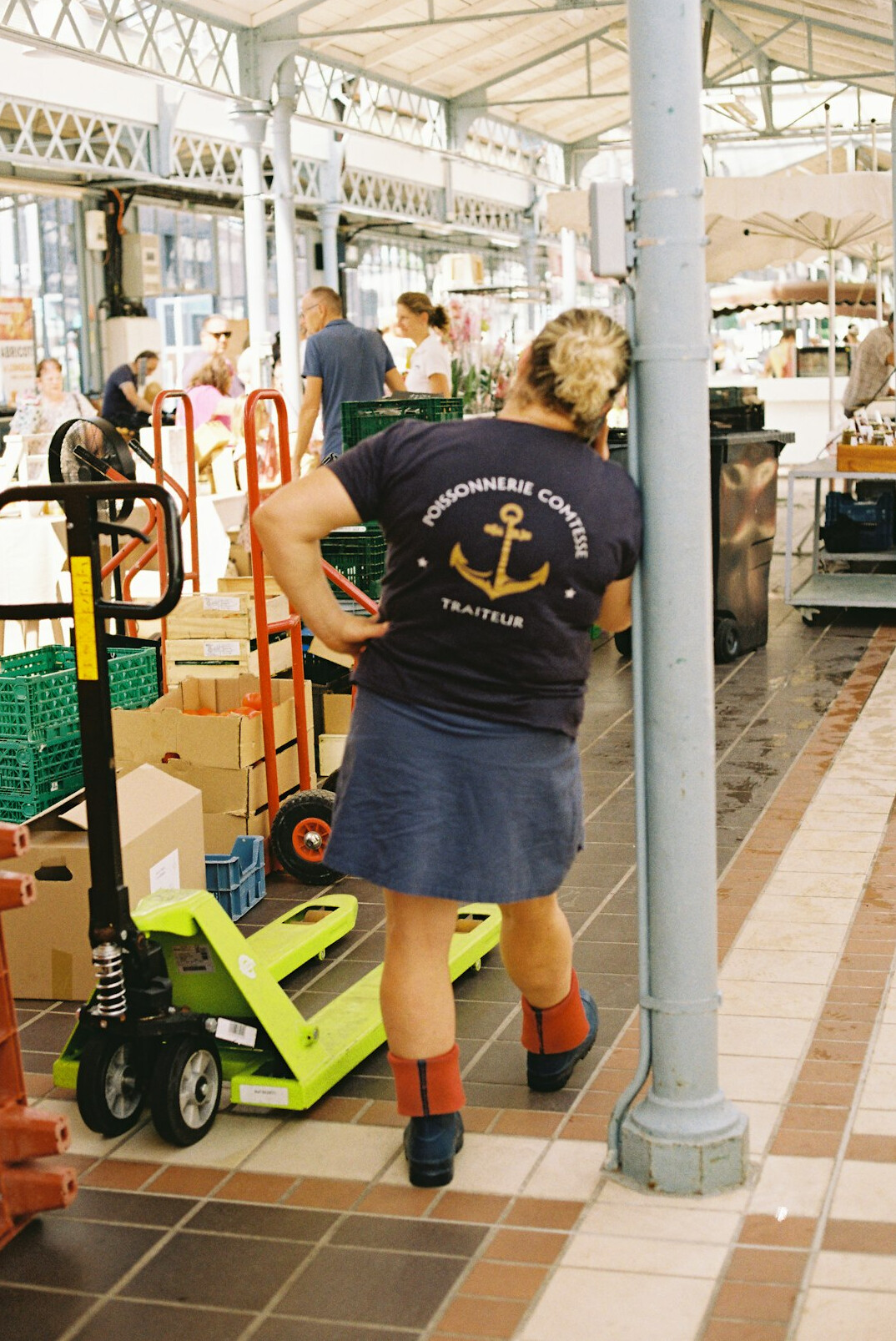 alert staff member in retail