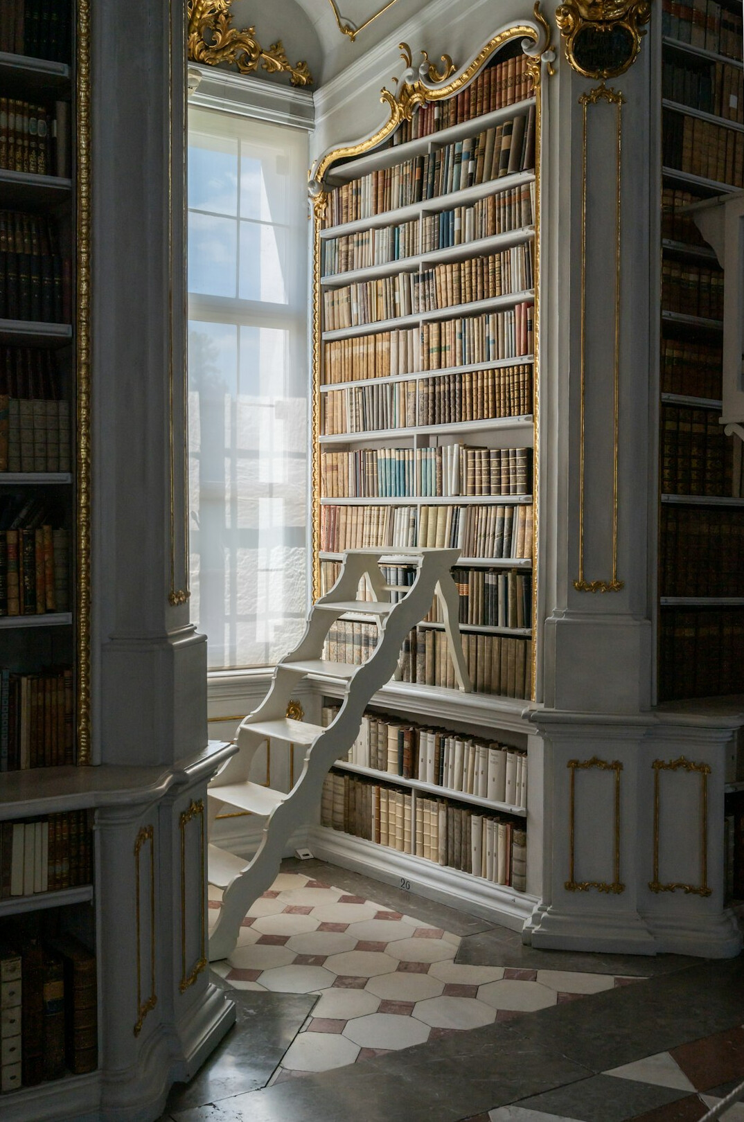 Interior de una antigua biblioteca con estanterías de madera