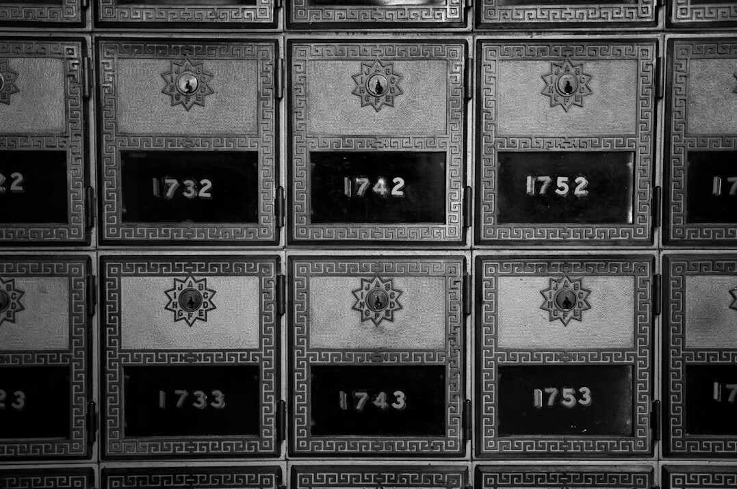 Estanterías de un archivo histórico con cajas de documentos
