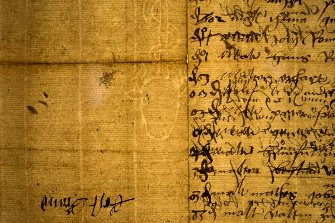 Cartas y documentos antiguos manuscritos sobre una mesa de archivo
