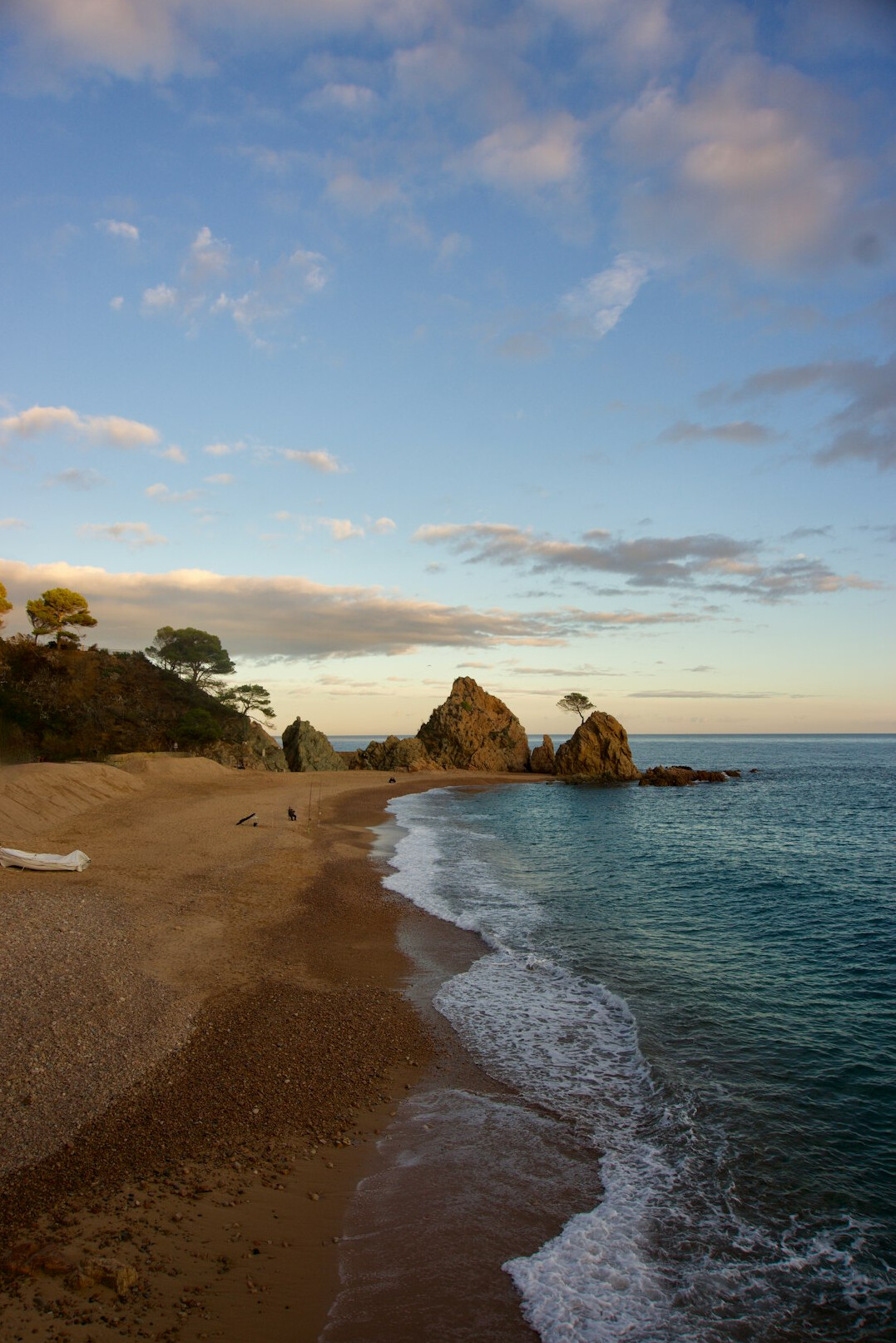 Costa de Punta del Este al atardecer con cielo dorado