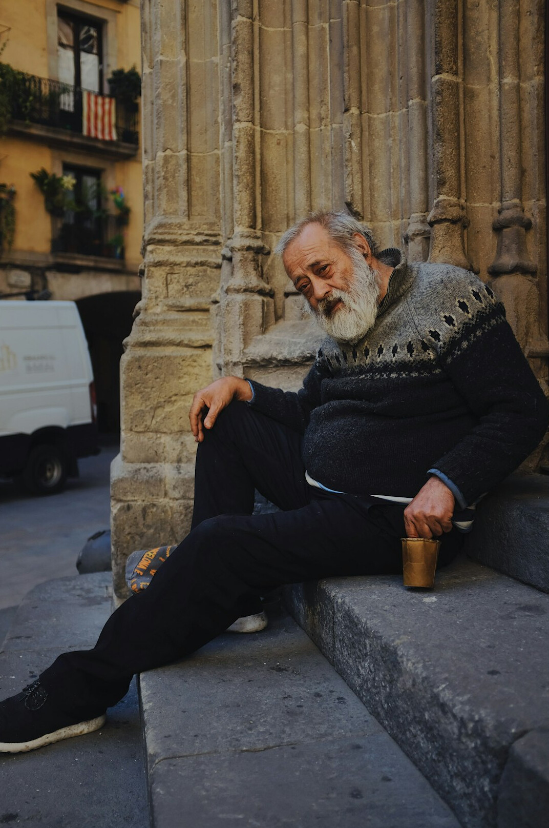 Retrato de un hombre latino mayor de unos 58 años con barba y cárdigan
