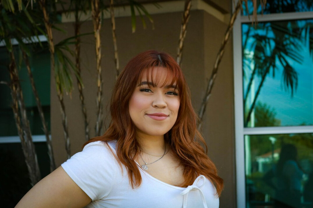 Retrato de una mujer latina joven de unos 28 años sonriendo