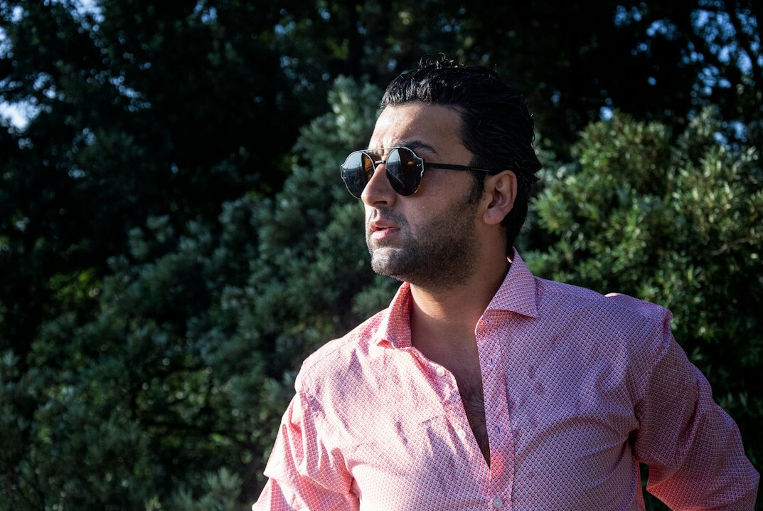 Retrato de un hombre latino de unos 45 años con gafas y camisa